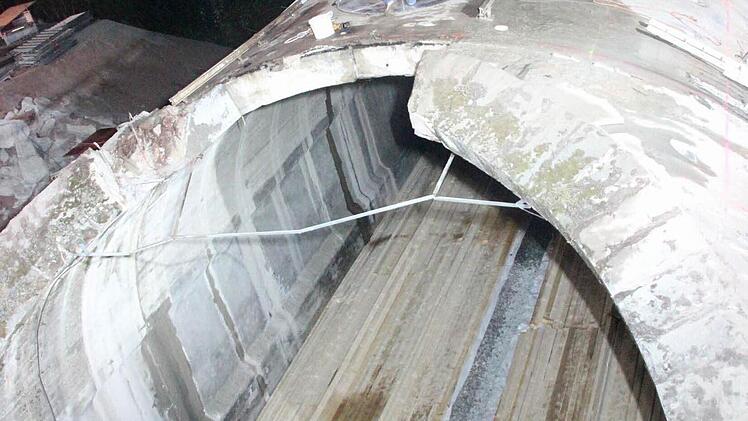 Unten legen Arbeiter das Gleisbett mit Balken aus, oben arbeiten die Männer mit Sägen.  Foto: Friedwald Schedel