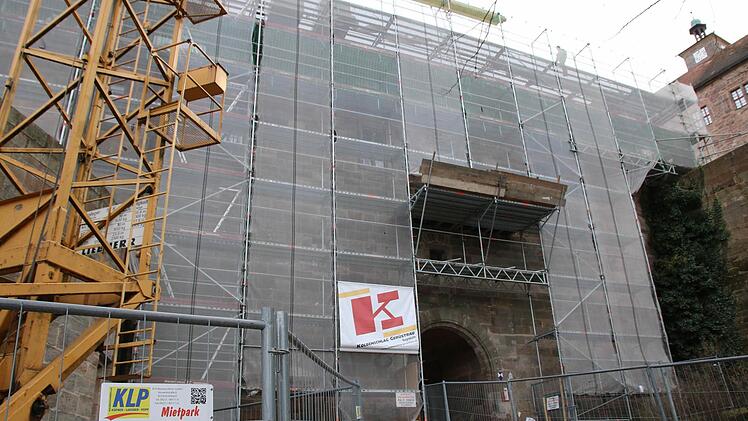 Großbaustelle auf der Plassenburg: Der Kommandantenbau ist komplett eingerüstet. Foto: Stephan Tiroch