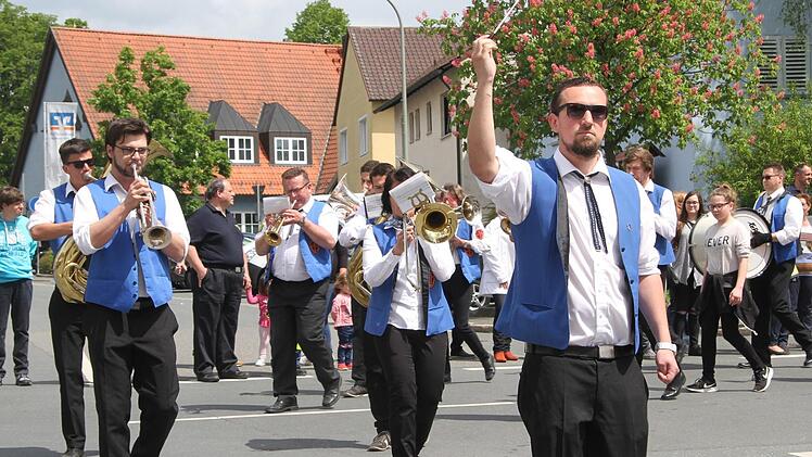 Mehrere Kapellen setzten musikalische Akzente beim Umzug.