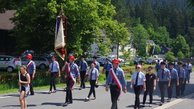Der gro&szlig;e Festumzug bildete den H&ouml;hepunkt des 125-j&auml;hrigen Jubil&auml;ums der FFW Gifting. Foto: Heike Sch&uuml;lein
