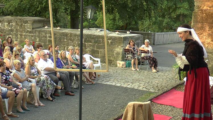 Der Burghof diente als Kulisse der Auff&uuml;hrung.