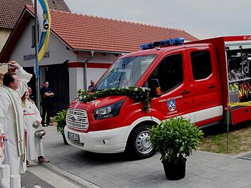 Pfarrer Mathias Rusin segnete das neue Tragkraftspritzenfahrzeug vor dem sanierten Feuerwehrhaus.