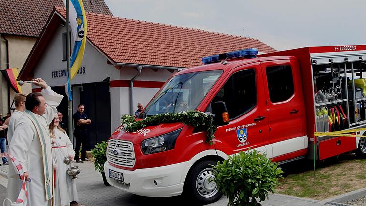 Pfarrer Mathias Rusin segnete das neue Tragkraftspritzenfahrzeug vor dem sanierten Feuerwehrhaus.