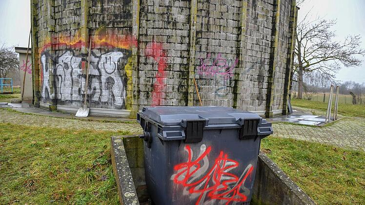 Teile der Spray-Aktion rund um die Kemmerner KläranlageFoto: Ronald Rinklef