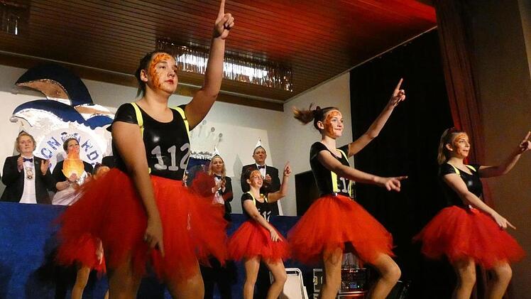 Als Feuerwehr-Girls hatte die Jugendgarde ihren großen Auftritt.