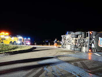 Milch-Lastwagen kippt im Kreis Ansbach um