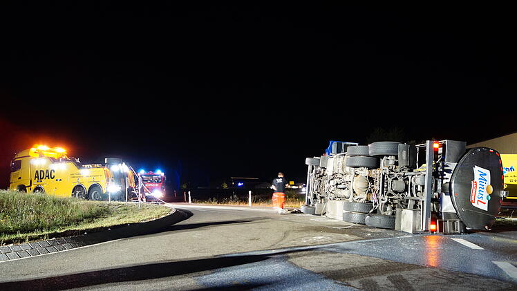 Milch-Lastwagen kippt im Kreis Ansbach um