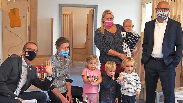 Strullendorfs B&uuml;rgermeister Wolfgang Desel (von links), Kirchenpflegerin Angelika Saffer, Einrichtungsleiterin Tanja Sarnowitsch und Pfarrer Johannes Reinsch beim Vororttermin in der neuen Krippengruppe Foto: Andrea Sp&ouml;rlein