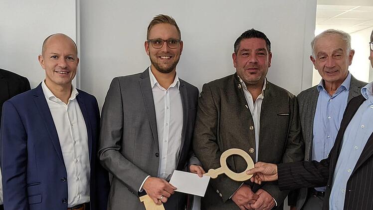 Schlüsselübergabe (von links): Toni Kreckl (Geschäftsführer Treukontax), Sven Keller (Geschäftsführer Treukontax), Steuerberater Marco Schonunger (Treukontax in Euerdorf), Bauherr Daniel Lohfink, Direktor Dr. Wilhelm Böhmer (BBV Unterfranken) und ...