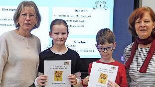 Von links: Renate Kippes (Klassenleitung), Luisa Drodowsky, Jonas Partsch und Schulleitung Brigitte Dehe.