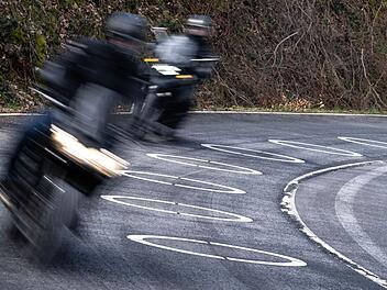 Unfall in Bayreuth: Bike schwer verletzt - Motorrad Schrott