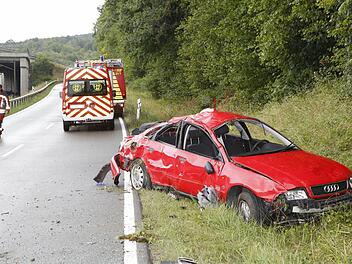 Der rote Audi hatte sich kurz nach Unteroberndorf mehrfach überschlagen. Foto: Matthias Hoch