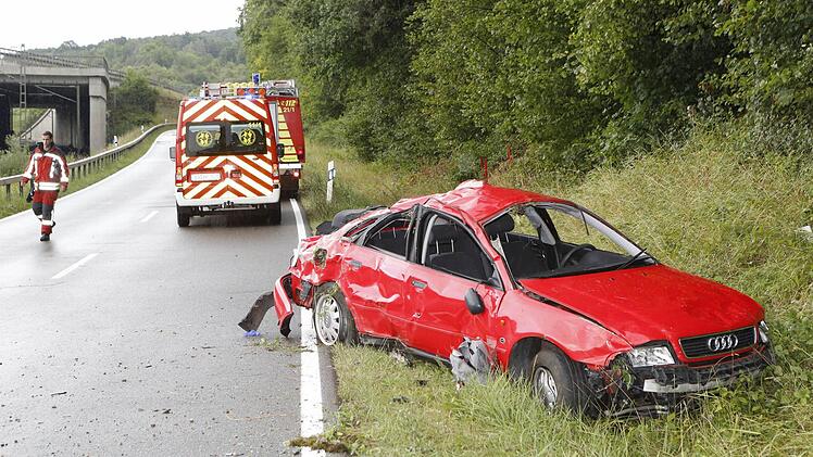 Der rote Audi hatte sich kurz nach Unteroberndorf mehrfach überschlagen. Foto: Matthias Hoch