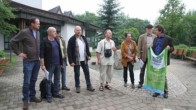 Samuel M&uuml;ller, Knud und Hermanita Espig, J&uuml;rgen Machulla, Bernhard Herrmann, Cornelia Helfricht, Wolfgang Martin und Tom Konopka (von links) demonstrierten gestern gegen die geplante Umgehung von Stadtsteinach.  Foto: Sonny Adam