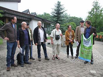 Samuel Müller, Knud und Hermanita Espig, Jürgen Machulla, Bernhard Herrmann, Cornelia Helfricht, Wolfgang Martin und Tom Konopka (von links) demonstrierten gestern gegen die geplante Umgehung von Stadtsteinach.  Foto: Sonny Adam