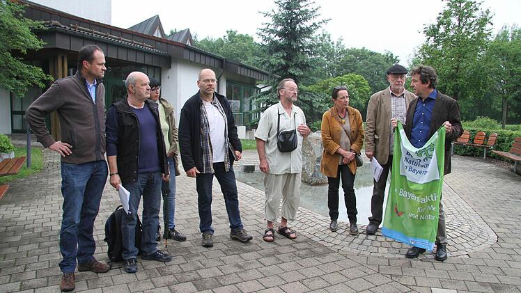 Samuel Müller, Knud und Hermanita Espig, Jürgen Machulla, Bernhard Herrmann, Cornelia Helfricht, Wolfgang Martin und Tom Konopka (von links) demonstrierten gestern gegen die geplante Umgehung von Stadtsteinach.  Foto: Sonny Adam