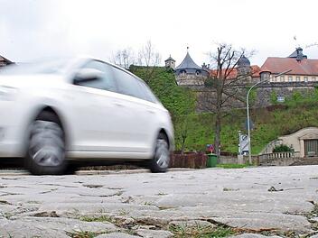 Die Festungsstraße in Kronach ist in einem desolaten Zustand. Bald soll sie des Wahrzeichens der Stadt wieder würdig sein. Für 2018 ist die dringend notwendige Sanierung geplant.  Fotos: Marco Meißner