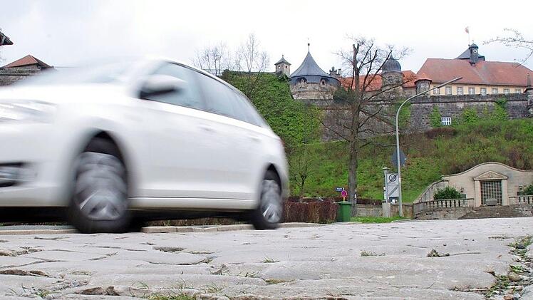 Die Festungsstraße in Kronach ist in einem desolaten Zustand. Bald soll sie des Wahrzeichens der Stadt wieder würdig sein. Für 2018 ist die dringend notwendige Sanierung geplant.  Fotos: Marco Meißner