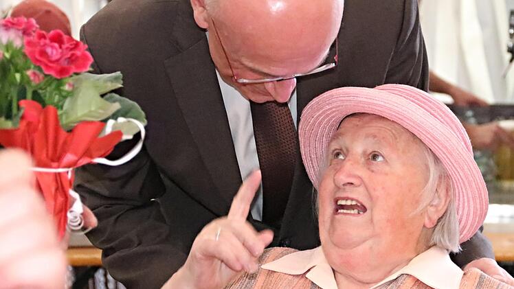 Rosa Häfner beim Plausch mit Landrat Wilhelm Schneider. Was sie ihm wohl mit erhobenen Zeigefinger mit auf den Weg gibt? Helmut Will
