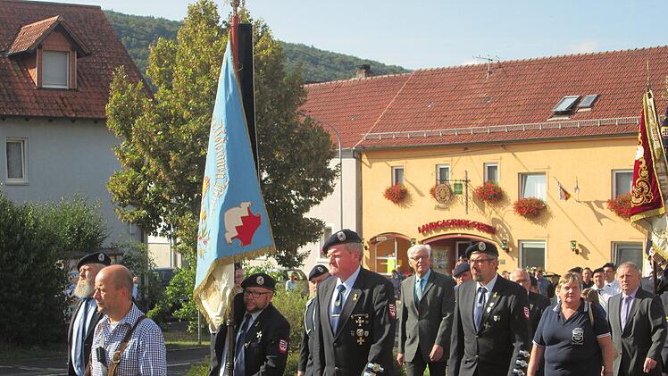 Die beiden Jubelvereine begleiteten Ehrengäste, Ortsbürger und befreundete Kameradschaften bei der Kirchenparade.  Foto: Winfried Ehling