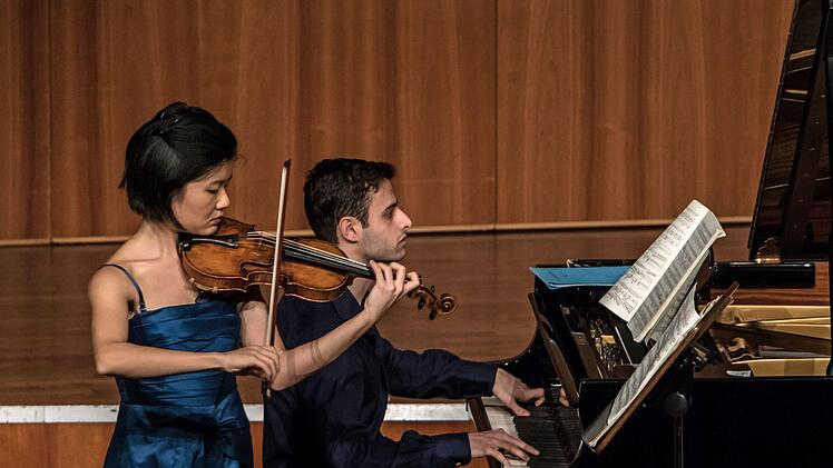 Die Geigerin Mayumi Kanagawa  und der Pianist  Ido Ramot beeindruckten bei ihrem Duoabend im Coburger Kongresshaus.Foto: Jochen Berger