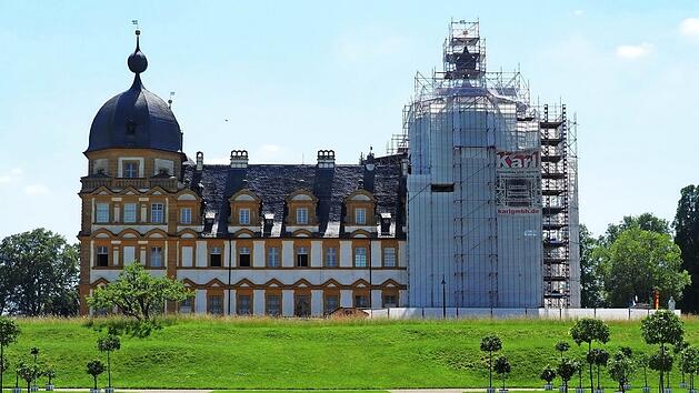 Es tut sich was an Schloss Seehof: Die westlichen T&uuml;rme und die Fassaden sind bereits einger&uuml;stet. Foto: Andrea Sp&ouml;rlein