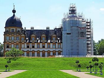 Es tut sich was an Schloss Seehof: Die westlichen Türme und die Fassaden sind bereits eingerüstet. Foto: Andrea Spörlein