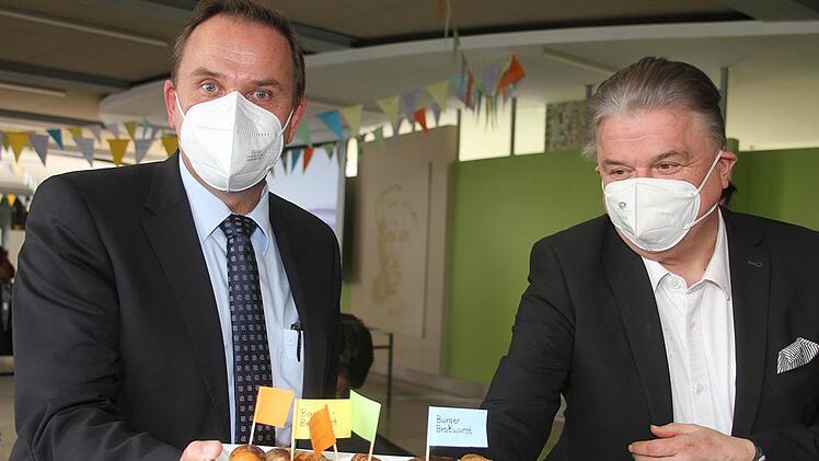 Waren von den Wurstkreationen begeistert: Landrat Klaus Peter Söllner (rechts) und Schulleiter Alexander Battistella.