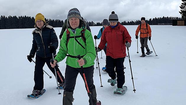 Birgit Bole geht strammen Schrittes voraus. Die Gruppe Schneeschuhwanderer stapft hinterher. Es macht Spa&szlig;, mit den gro&szlig;en Schuhen und Stecken querfeldein zu marschieren.