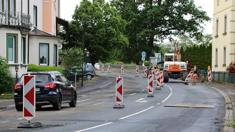 In der Wernarzer Straße rollt der Bagger: Dort werden die Rinnen entfernt. Foto: Julia Raab