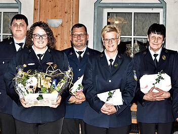 Langj&auml;hrige und verdiente Mitglieder sowie die scheidenden F&uuml;hrungskr&auml;fte der Freiwilligen Feuerwehr von Weidnitz (v.l.) J&uuml;rgen Scheibel, Christoph Berthold, Tamara D&uuml;mlein, Stefan Konrad, Astrid Konrad, Jutta Vlastnik, Marion Berthold und Franz V...