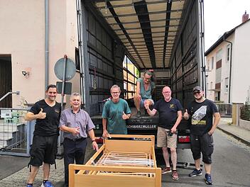 Helfer und Helferinnen beim Aufladen der Krankenhausbetten in Stockstadt. Foto: Simon Wolz
