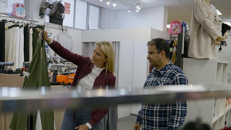 Sarah Tacke trifft Haithem Lafi der in Salzgitter ein Modegeschäft betreibt.
