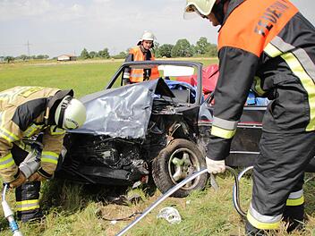 Im Juni 2013 wurde der Fahrer dieses Wagens ohne eigene Schuld bei Kersbach in einen Unfall verwickelt und schwer verletzt. Foto: Josef Hofbauer
