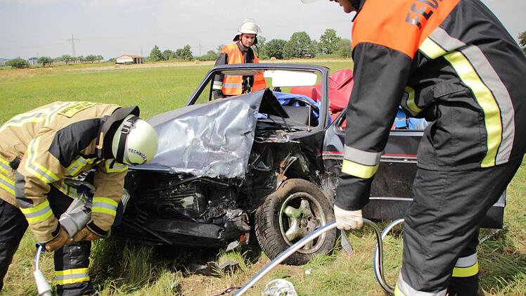 Im Juni 2013 wurde der Fahrer dieses Wagens ohne eigene Schuld bei Kersbach in einen Unfall verwickelt und schwer verletzt. Foto: Josef Hofbauer
