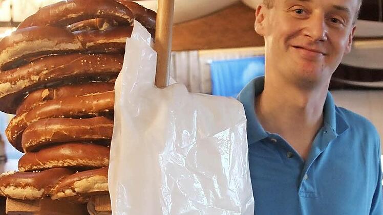 Zum Gerstensaft passt eine Laugenbrezel. Die wird sogar an den Biertisch gebracht.