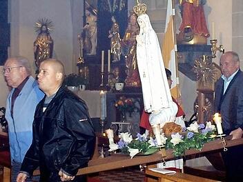 Die Fatima-Muttergottes wird in Steinwiesen bei den Prozessionen mitgetragen. Foto: Susanne Deuerling