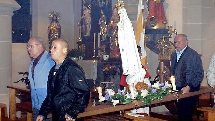 Die Fatima-Muttergottes wird in Steinwiesen bei den Prozessionen mitgetragen. Foto: Susanne Deuerling