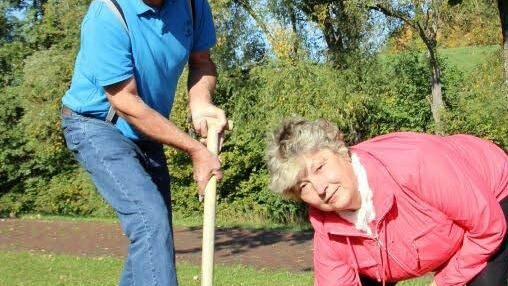 Selbst Kurgäste, wie hier Heinz und Karla Taubert aus der Nähe von Apolda, halfen beim Pflanzen. Foto: Bettina Knauth