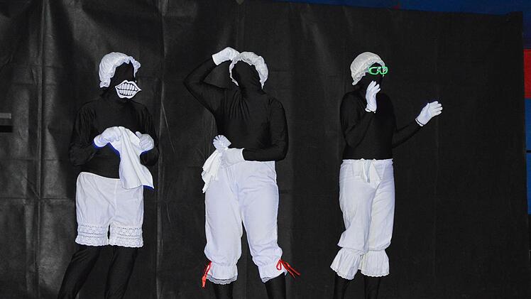 Die Dobenreuther "Jungen Wilden" bei ihrer Schwarzlicht-Darbietung