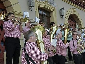Die Tettauer Blasmusik gab zu Beginn des Schützenfests ein Platzkonzert am Marktplatz. Foto: Andreas Welz