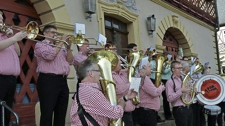 Die Tettauer Blasmusik gab zu Beginn des Schützenfests ein Platzkonzert am Marktplatz. Foto: Andreas Welz
