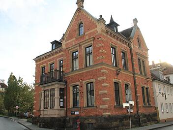 Vorschlag der Stadtratsfraktion der Jungen Bürger und Stadträtin Emmi Zeulner: Könnte nach dem Umzug des Stadtmuseums ins Stadtschloss hier nicht eine barrierefreie Hausarztpraxis untergebracht werden?Gerda Völk