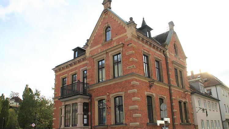 Vorschlag der Stadtratsfraktion der Jungen Bürger und Stadträtin Emmi Zeulner: Könnte nach dem Umzug des Stadtmuseums ins Stadtschloss hier nicht eine barrierefreie Hausarztpraxis untergebracht werden?Gerda Völk