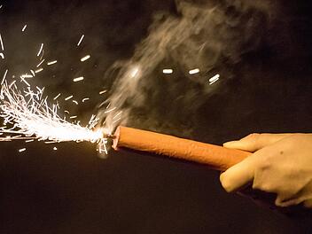An Silvester gehen viele leichtsinnig mit den explosiven Feuerwerkskörpern um, obwohl sie  sogar lebensgefährlich sein können. Symbolfoto: Ole Spata/dpa