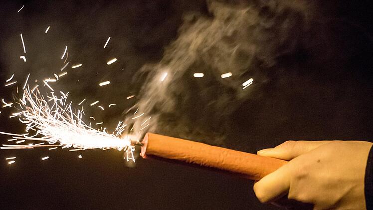 An Silvester gehen viele leichtsinnig mit den explosiven Feuerwerkskörpern um, obwohl sie  sogar lebensgefährlich sein können. Symbolfoto: Ole Spata/dpa