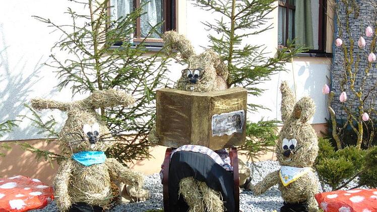 Die kleinen Häschen lauschen den Märchen.Petra Malbrich