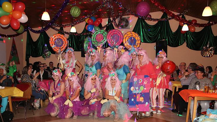 Kunterbunt mit kindlichem Elan traten diesmal die Gymnastikdamen beim katholischen Pfarrfasching in Presseck auf.Foto: Klaus Klaschka