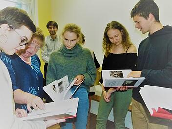 Lehrerin Christa Horn (2. v. l.) und Schülerinnen blättern in dem druckfrischen Gedenkbuch. Foto: Marion Krüger-Hundrup