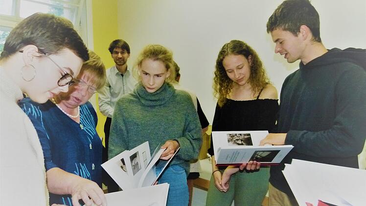 Lehrerin Christa Horn (2. v. l.) und Schülerinnen blättern in dem druckfrischen Gedenkbuch. Foto: Marion Krüger-Hundrup